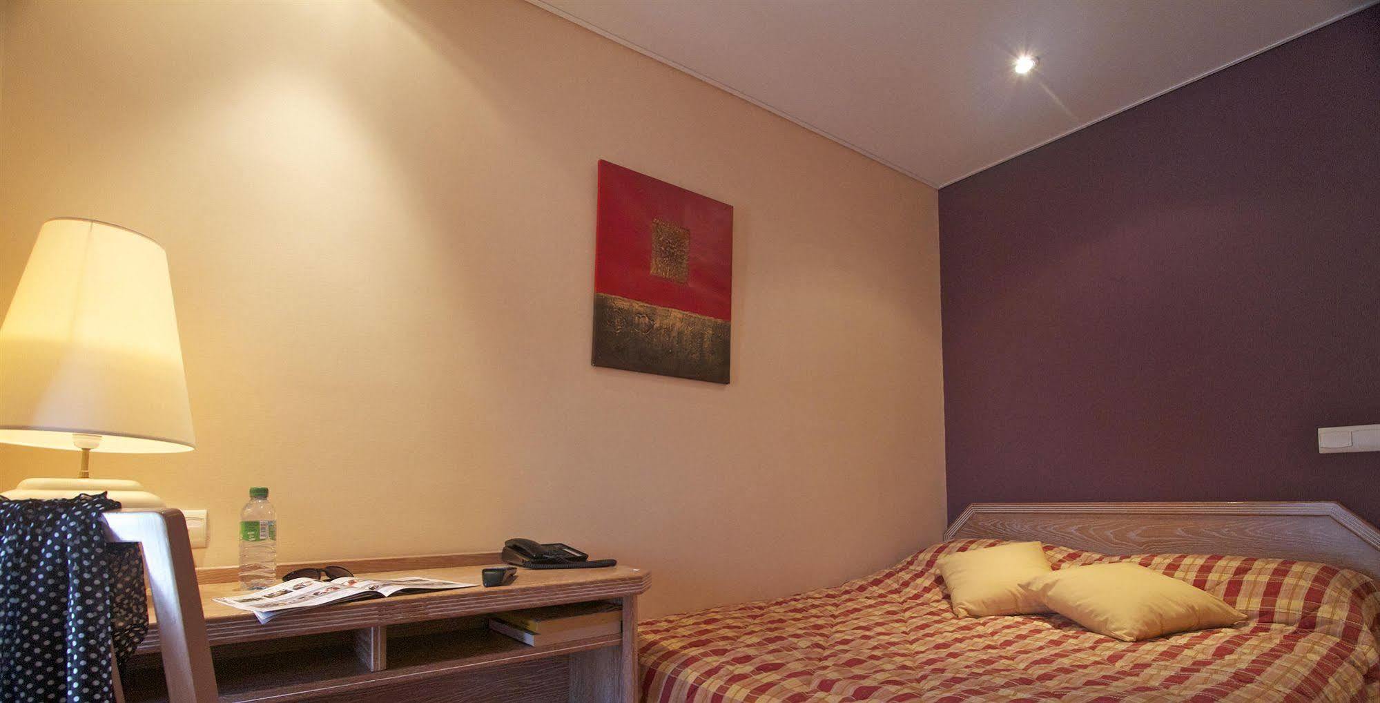 Brit Hotel Les Voyageurs Loudeac Exterior photo